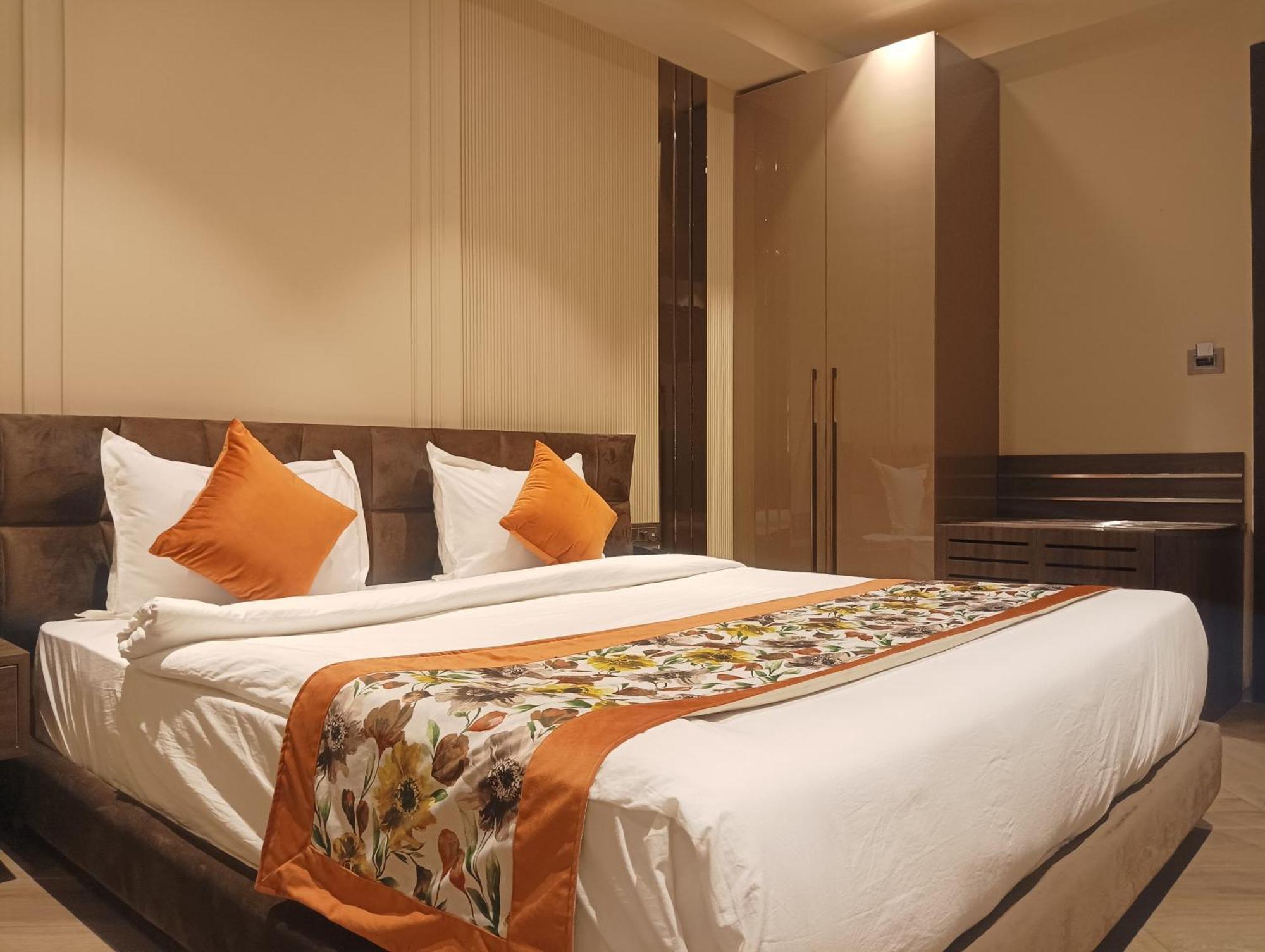 Hotel Cullinan By Qotel Janakpuri Delhi  Bagian luar foto