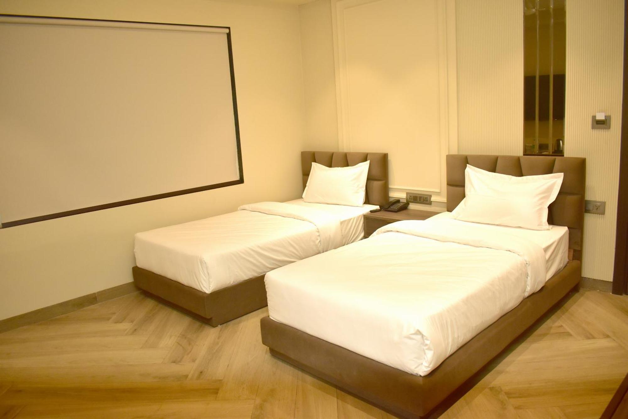 Hotel Cullinan By Qotel Janakpuri Delhi  Bagian luar foto