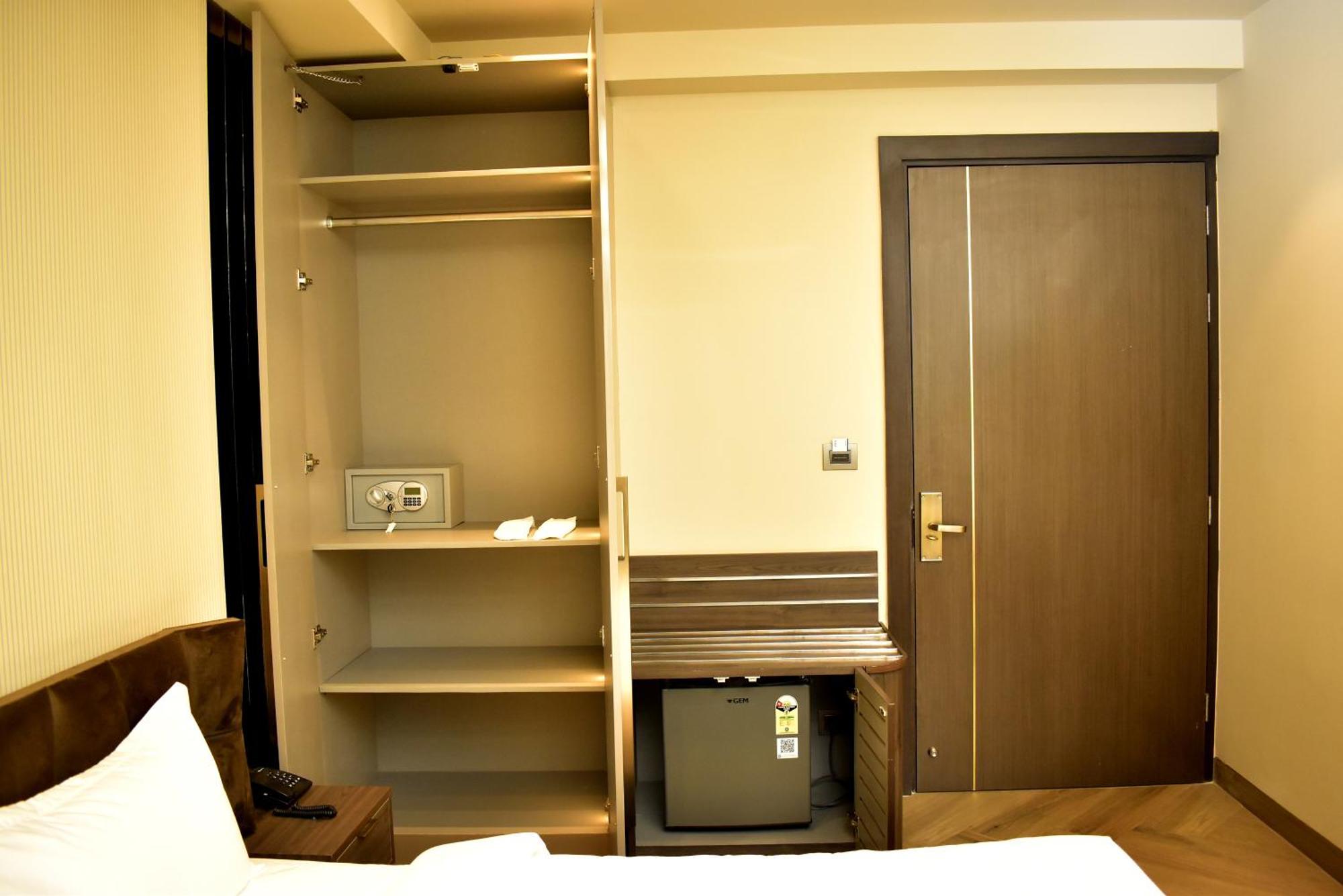 Hotel Cullinan By Qotel Janakpuri Delhi  Bagian luar foto