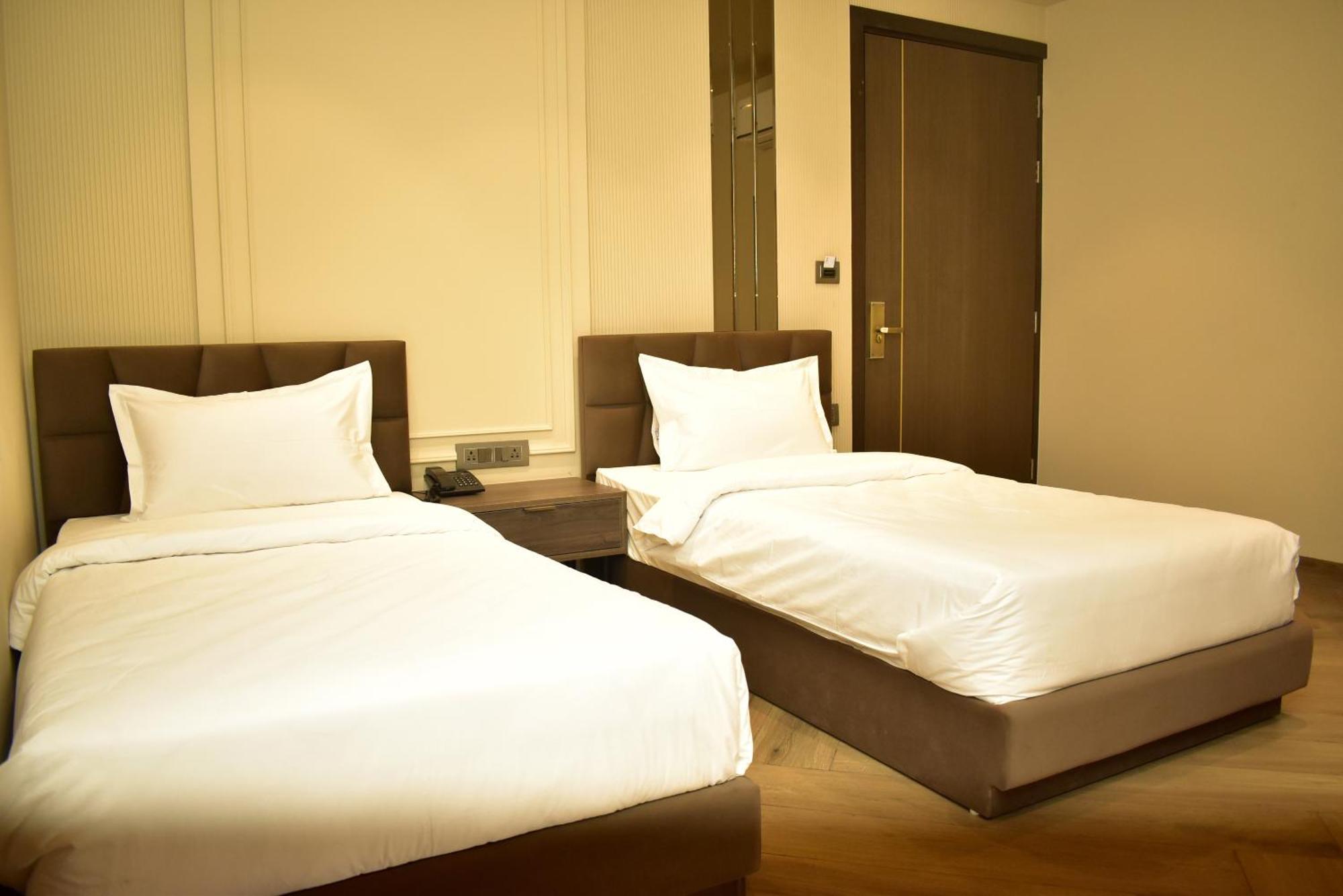 Hotel Cullinan By Qotel Janakpuri Delhi  Bagian luar foto