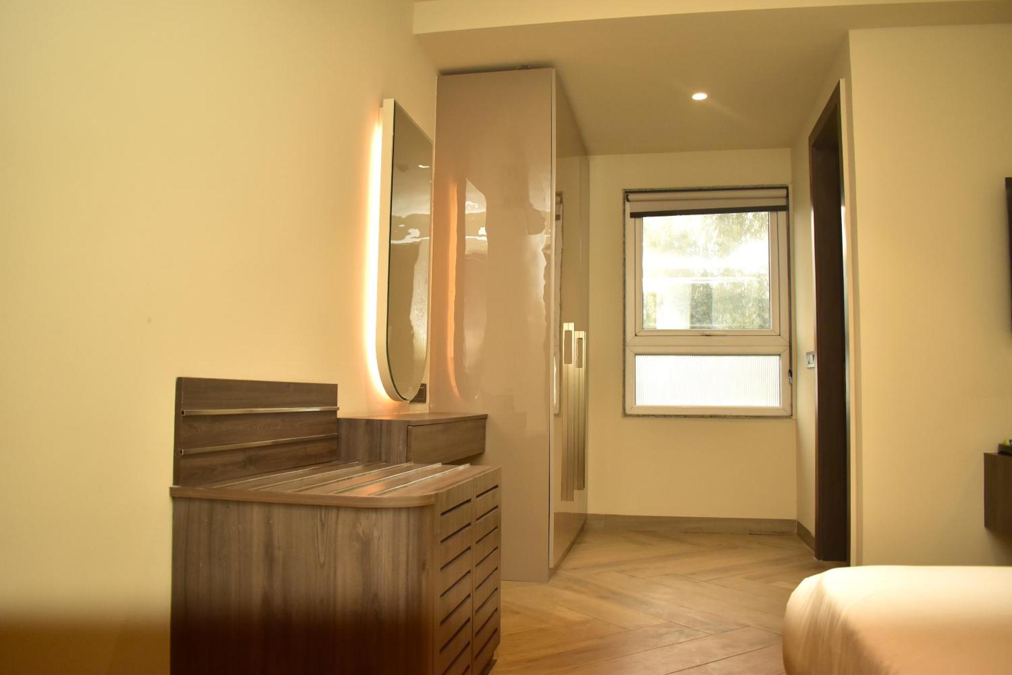 Hotel Cullinan By Qotel Janakpuri Delhi  Bagian luar foto