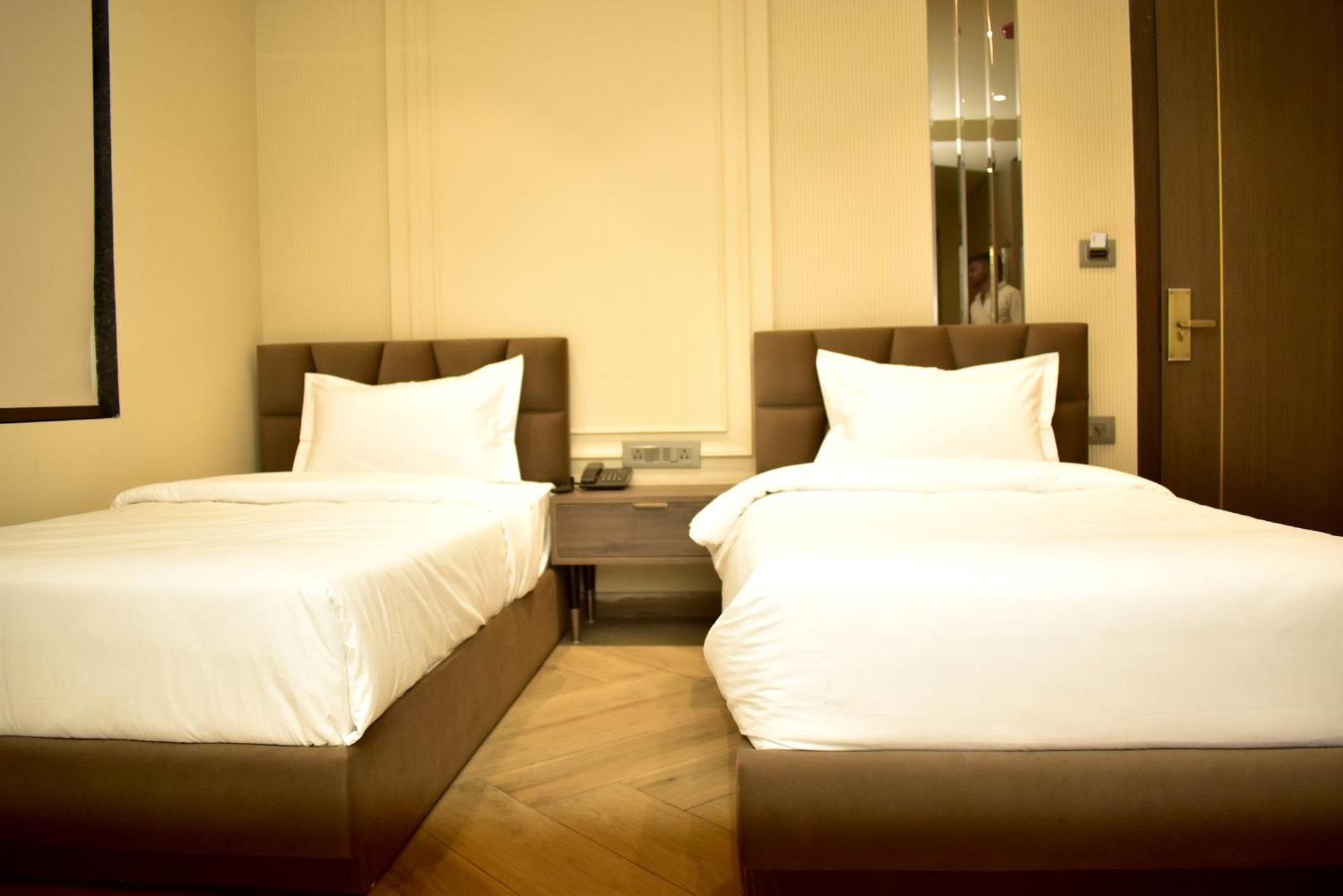 Hotel Cullinan By Qotel Janakpuri Delhi  Bagian luar foto