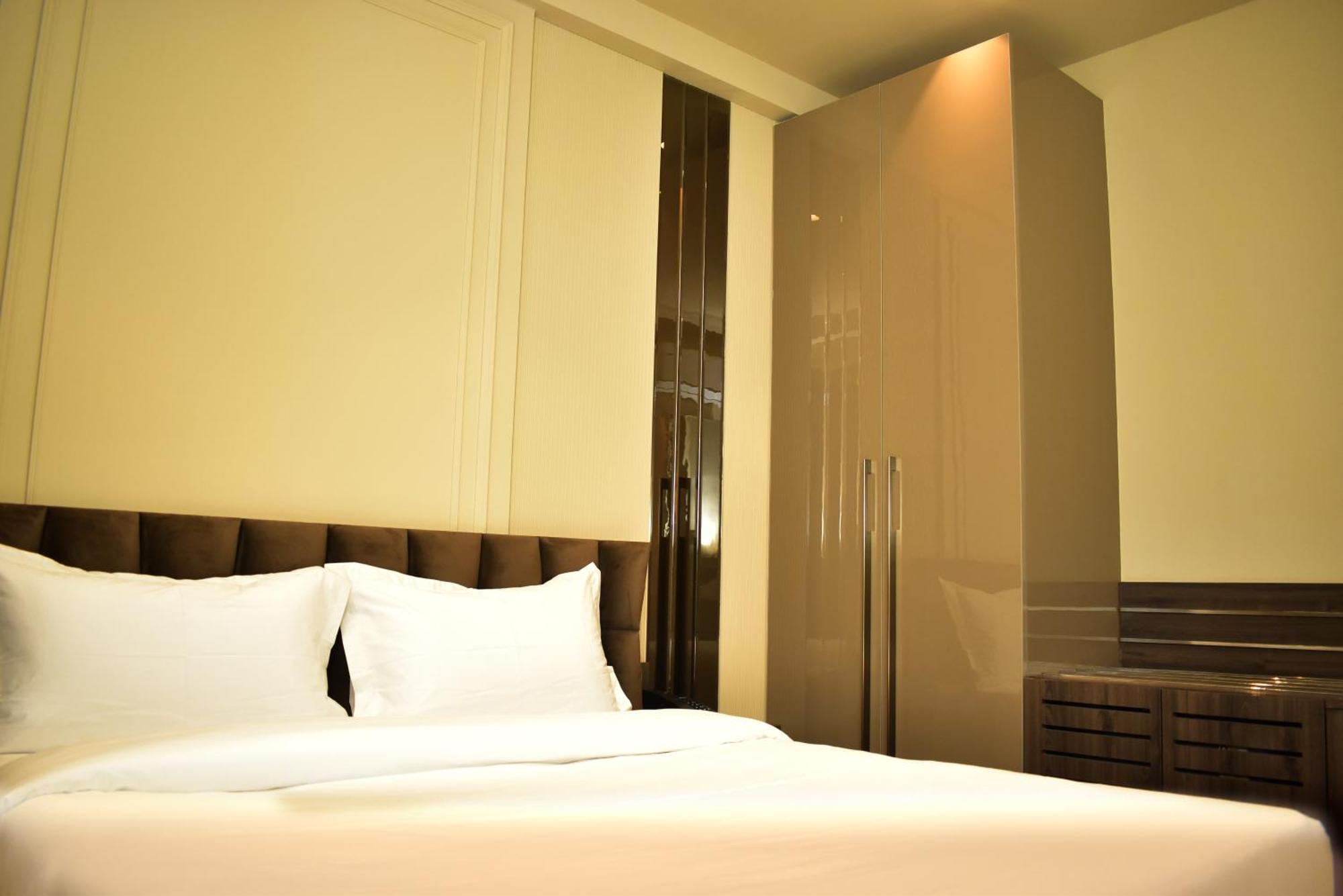 Hotel Cullinan By Qotel Janakpuri Delhi  Bagian luar foto