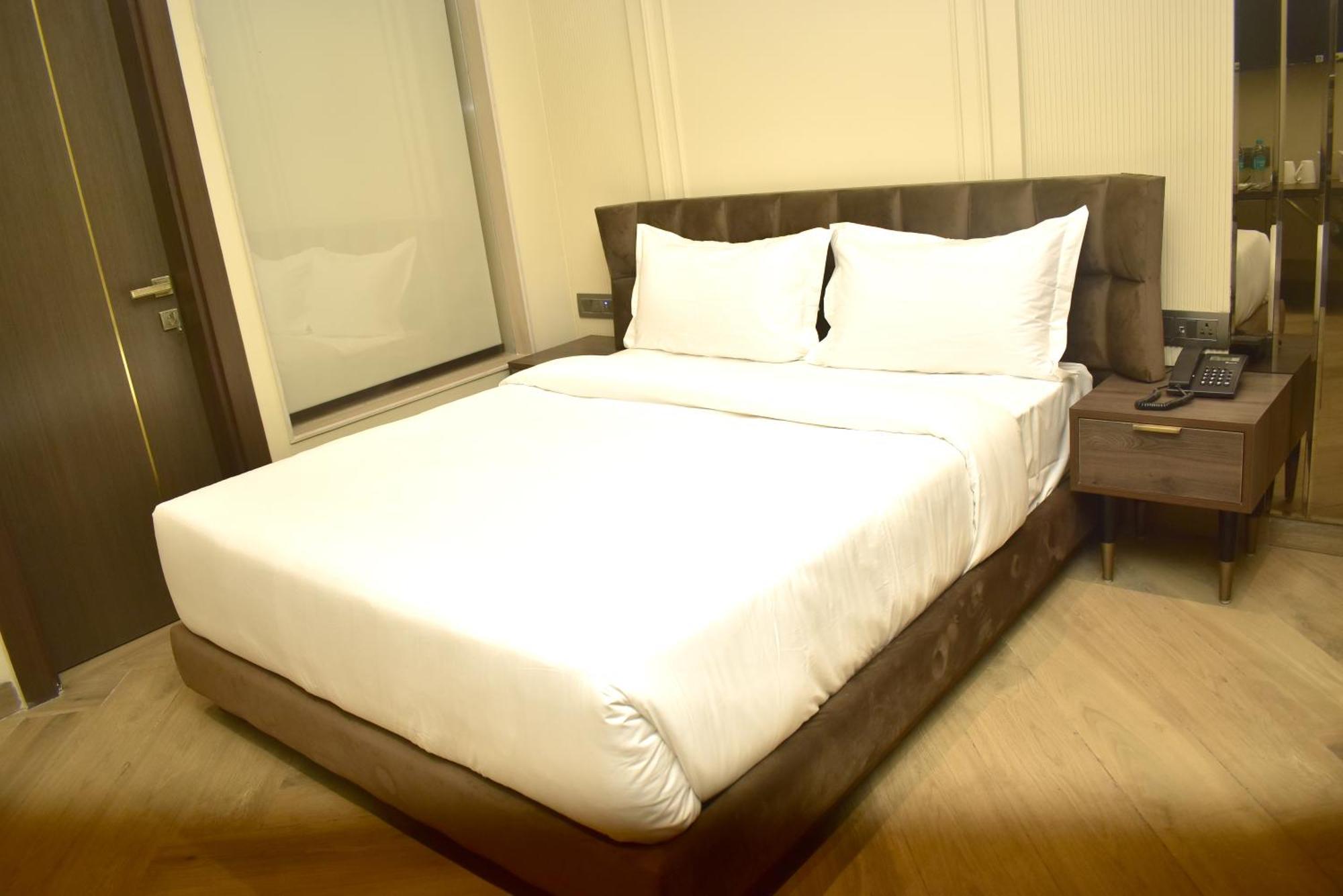 Hotel Cullinan By Qotel Janakpuri Delhi  Bagian luar foto